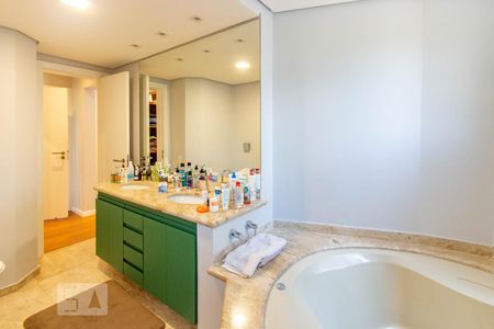 Apartamento à venda com 230m², 4 quartos e 4 vagas Apartamento à venda com 230m², 4 quartos e 4 vagasBanheiro 4