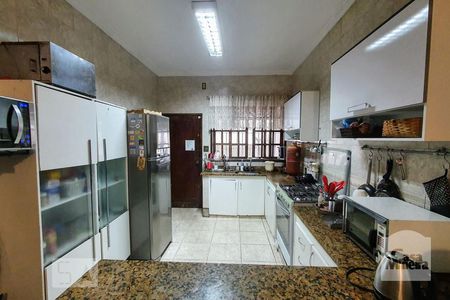 Casa à venda com 580m², 8 quartos e 3 vagasCozinha