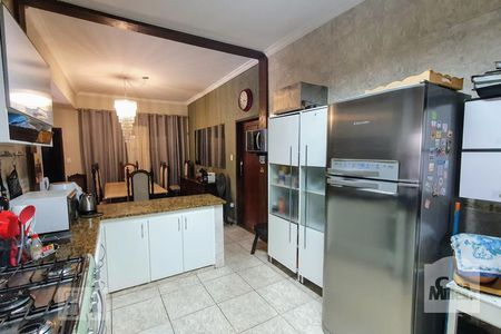 Casa à venda com 580m², 8 quartos e 3 vagasCozinha