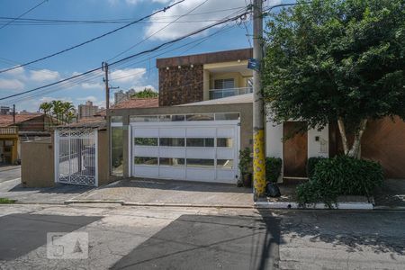 Casa de condomínio à venda com 160m², 4 quartos e 3 vagas Casa de condomínio à venda com 160m², 4 quartos e 3 vagasFachada