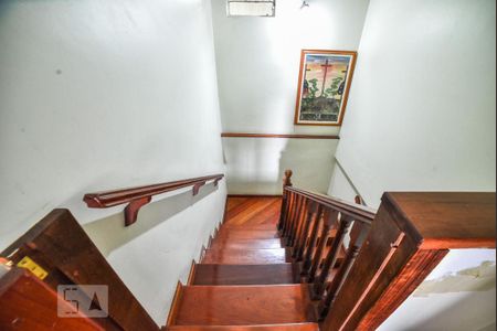 Casa à venda com 250m², 2 quartos e 3 vagas Casa à venda com 250m², 2 quartos e 3 vagasEscada