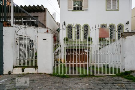 Casa à venda com 276m², 3 quartos e 4 vagas Casa à venda com 276m², 3 quartos e 4 vagasFachada