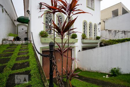 Casa à venda com 276m², 3 quartos e 4 vagas Casa à venda com 276m², 3 quartos e 4 vagasEntrada e jardim