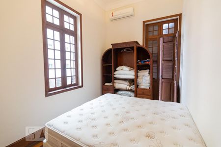 Casa à venda com 350m², 5 quartos e 5 vagas Casa à venda com 350m², 5 quartos e 5 vagasQuarto 4