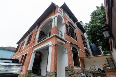 Casa à venda com 350m², 5 quartos e 5 vagas Casa à venda com 350m², 5 quartos e 5 vagasFachada