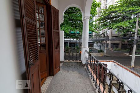 Casa à venda com 350m², 5 quartos e 5 vagas Casa à venda com 350m², 5 quartos e 5 vagasVaranda do Quarto 2