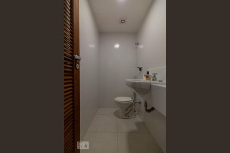 Casa à venda com 350m², 5 quartos e 5 vagas Casa à venda com 350m², 5 quartos e 5 vagasBanheiro 2