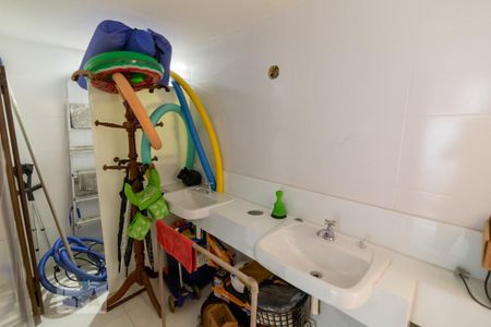 Casa à venda com 350m², 5 quartos e 5 vagas Casa à venda com 350m², 5 quartos e 5 vagasBanheiro 3