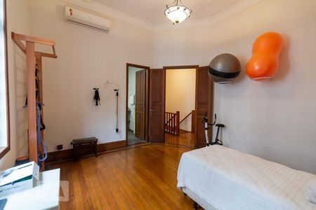 Casa à venda com 350m², 5 quartos e 5 vagas Casa à venda com 350m², 5 quartos e 5 vagasSuíte