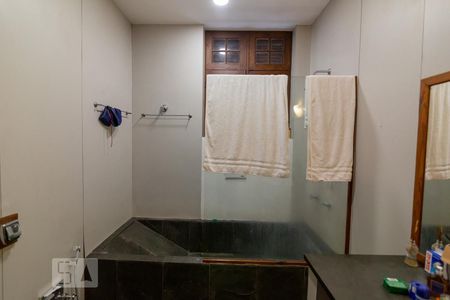 Casa à venda com 350m², 5 quartos e 5 vagas Casa à venda com 350m², 5 quartos e 5 vagasBanheiro da Suíte