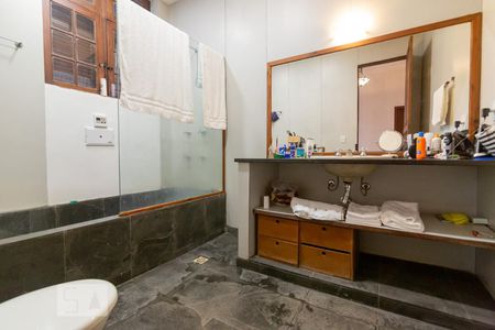 Casa à venda com 350m², 5 quartos e 5 vagas Casa à venda com 350m², 5 quartos e 5 vagasBanheiro da Suíte