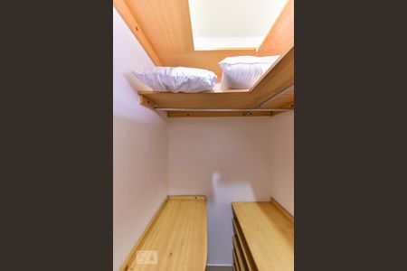 Casa à venda com 220m², 5 quartos e 3 vagas Casa à venda com 220m², 5 quartos e 3 vagasCloset da Suíte 2