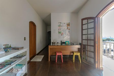 Casa para alugar com 600m², 15 quartos e 4 vagas Casa para alugar com 600m², 15 quartos e 4 vagasHall de Escadas