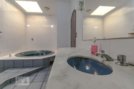 Casa para alugar com 600m², 15 quartos e 4 vagas Casa para alugar com 600m², 15 quartos e 4 vagasBanheiro do corredor do piso 3