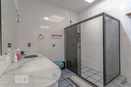 Casa para alugar com 600m², 15 quartos e 4 vagas Casa para alugar com 600m², 15 quartos e 4 vagasBanheiro do corredor do piso 3