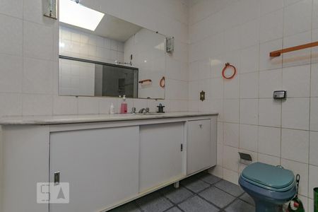 Casa para alugar com 600m², 15 quartos e 4 vagas Casa para alugar com 600m², 15 quartos e 4 vagasBanheiro do corredor do piso 3