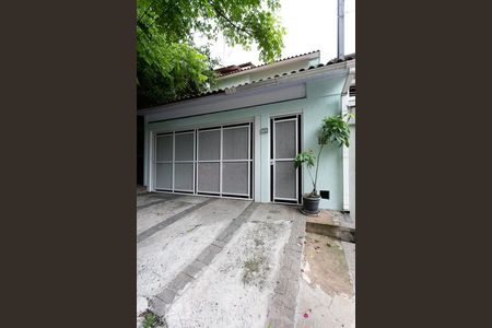 Casa à venda com 220m², 3 quartos e 2 vagas Casa à venda com 220m², 3 quartos e 2 vagasFachada