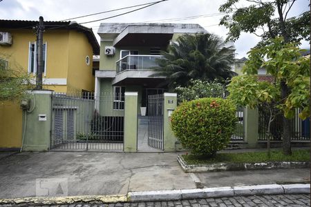 Casa de condomínio à venda com 450m², 4 quartos e 6 vagasFachada