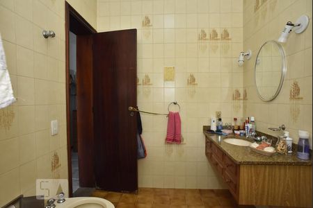 Casa de condomínio à venda com 450m², 4 quartos e 6 vagasBanheiro da Suíte 2