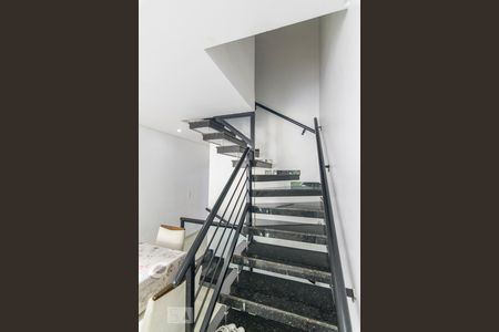 Casa à venda com 160m², 3 quartos e 2 vagas Casa à venda com 160m², 3 quartos e 2 vagasEscada