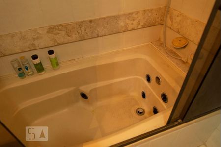 Apartamento à venda com 275m², 4 quartos e 4 vagas Apartamento à venda com 275m², 4 quartos e 4 vagasHidromassagem