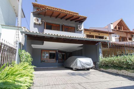 Casa à venda com 250m², 3 quartos e 3 vagasFachada