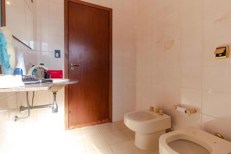 Casa à venda com 264m², 4 quartos e 2 vagas Casa à venda com 264m², 4 quartos e 2 vagasBanheiro