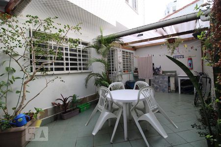 Casa à venda com 225m², 3 quartos e 3 vagasQuintal dos fundos
