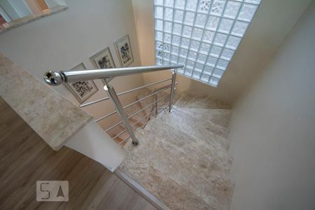 Casa à venda com 680m², 3 quartos e 2 vagasEscada