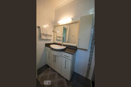 Casa à venda com 680m², 3 quartos e 2 vagasBanheiro 3