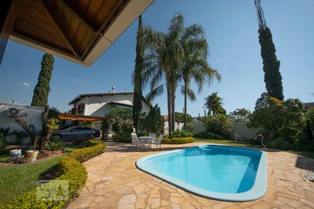 Casa à venda com 680m², 3 quartos e 2 vagasPiscina