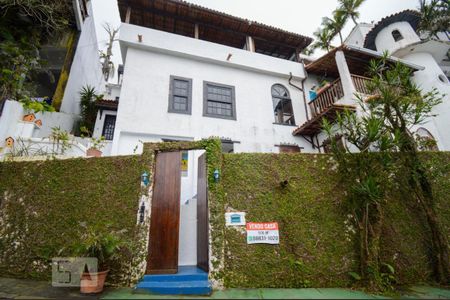 Casa à venda com 500m², 6 quartos e sem vaga Casa à venda com 500m², 6 quartos e sem vagaFachada