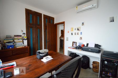 Casa à venda com 500m², 6 quartos e sem vaga Casa à venda com 500m², 6 quartos e sem vagaStudio