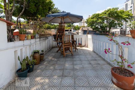 Casa à venda com 250m², 3 quartos e 2 vagas Casa à venda com 250m², 3 quartos e 2 vagasTerraço