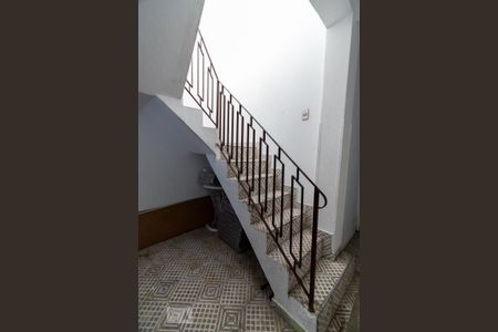 Casa à venda com 250m², 3 quartos e 2 vagas Casa à venda com 250m², 3 quartos e 2 vagasEscada