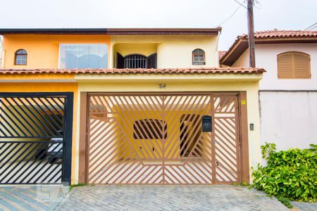 Casa à venda com 225m², 3 quartos e 4 vagas Casa à venda com 225m², 3 quartos e 4 vagasFachada