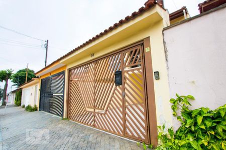 Casa à venda com 225m², 3 quartos e 4 vagas Casa à venda com 225m², 3 quartos e 4 vagasFachada