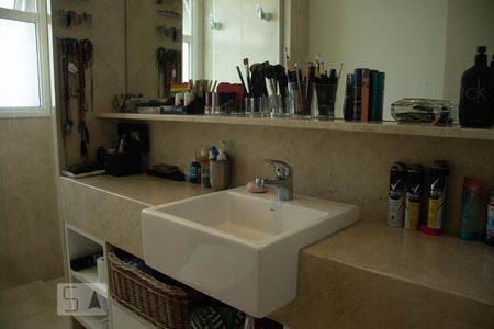 Apartamento à venda com 510m², 4 quartos e 6 vagas Apartamento à venda com 510m², 4 quartos e 6 vagasBanheiro Suíte 2