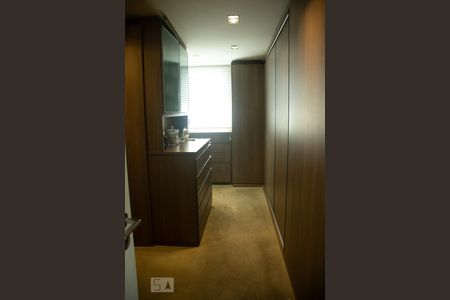 Apartamento à venda com 510m², 4 quartos e 6 vagas Apartamento à venda com 510m², 4 quartos e 6 vagasCloset