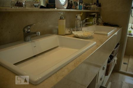 Apartamento à venda com 510m², 4 quartos e 6 vagas Apartamento à venda com 510m², 4 quartos e 6 vagasBanheiro Suíte 3