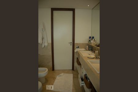 Apartamento à venda com 510m², 4 quartos e 6 vagas Apartamento à venda com 510m², 4 quartos e 6 vagasBanheiro Suíte 3