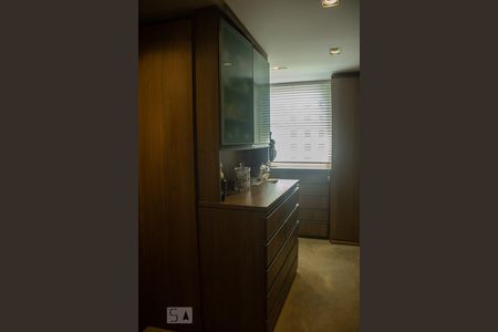 Apartamento à venda com 510m², 4 quartos e 6 vagas Apartamento à venda com 510m², 4 quartos e 6 vagasCloset