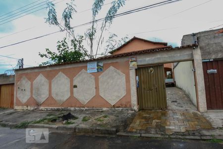 Casa à venda com 200m², 6 quartos e 3 vagas Casa à venda com 200m², 6 quartos e 3 vagasFachada