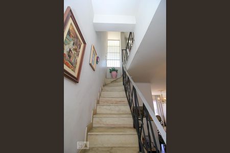 Apartamento à venda com 169m², 3 quartos e sem vaga Apartamento à venda com 169m², 3 quartos e sem vagaEscada