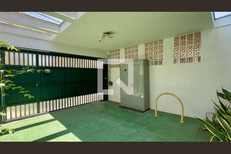 Garagem de casa à venda com 2 quartos, 128m² em Vila Madalena, São Paulo