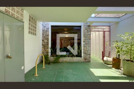 Garagem de casa à venda com 2 quartos, 128m² em Vila Madalena, São Paulo