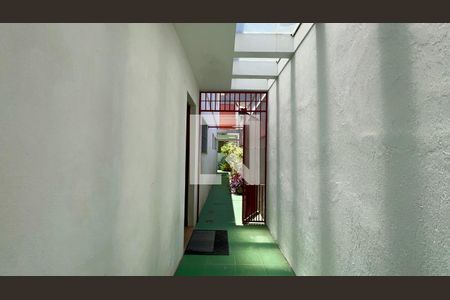 Corredor lateral de casa à venda com 2 quartos, 128m² em Vila Madalena, São Paulo