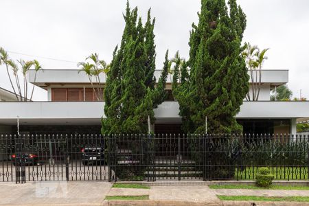 Casa à venda com 800m², 5 quartos e 8 vagas Casa à venda com 800m², 5 quartos e 8 vagasFachada