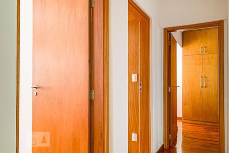 Corredor de apartamento à venda com 3 quartos, 104m² em Centro, Campinas