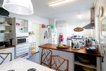 Casa à venda com 440m², 5 quartos e 4 vagas Casa à venda com 440m², 5 quartos e 4 vagasCozinha